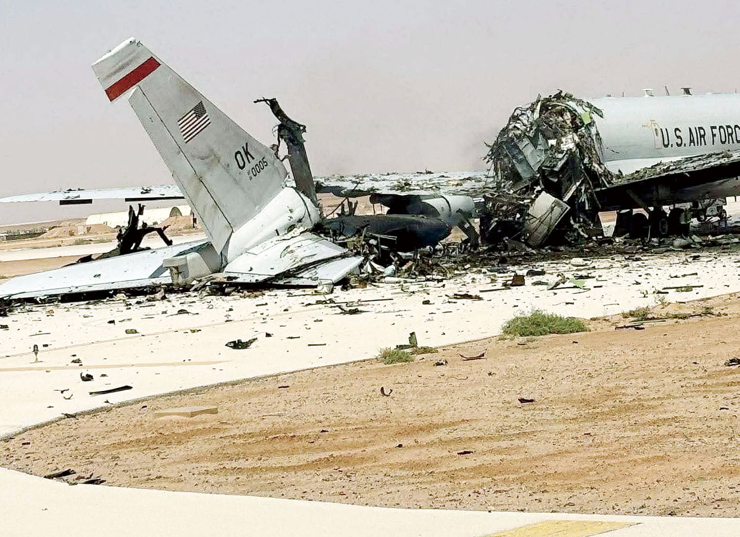 網上傳出美軍E-3預警機被炸成兩截的嚴重毀損畫面。網上圖片