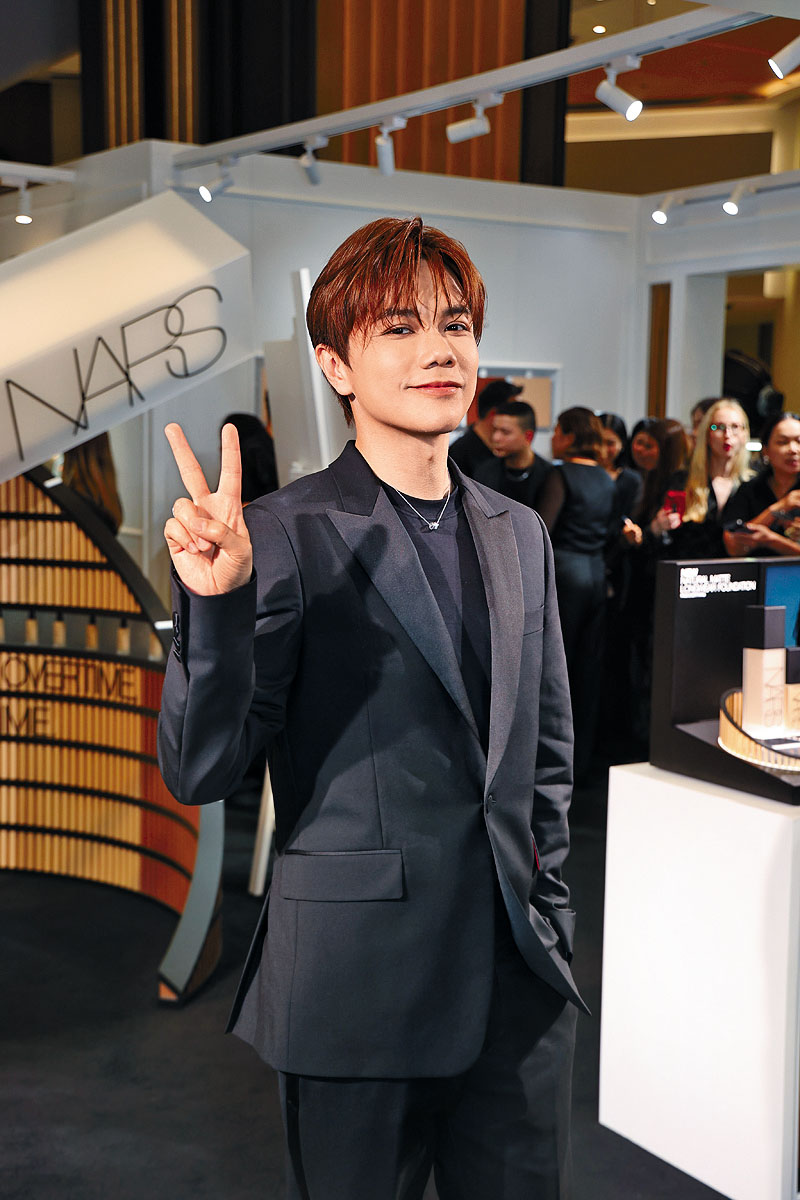 ■軒公強調會努力爭取參與公司大騷。 ,c3 ■林秋楠將與陳偉霆「比舞」。 .c4/c5 ■祖兒和阿嬌在社交網暗示會「全勤」出席兩場演唱會。