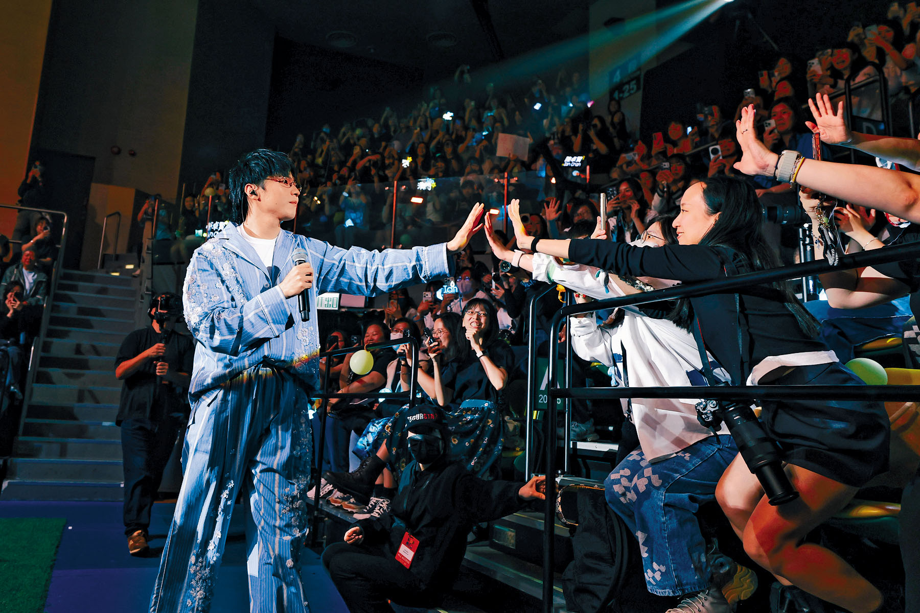 ■Ian寵粉地繞場一周與粉絲擊掌炒熱氣氛。