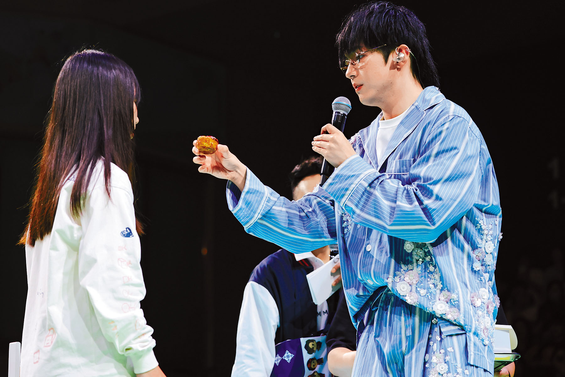 ■Ian親手喂食餅乾，好心動！