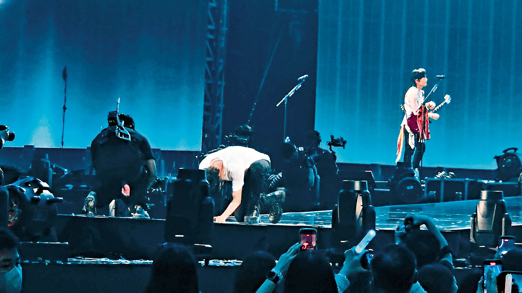 ■阿信唱完後單膝跪地把咪放下,臨落台更向觀眾派飛吻。