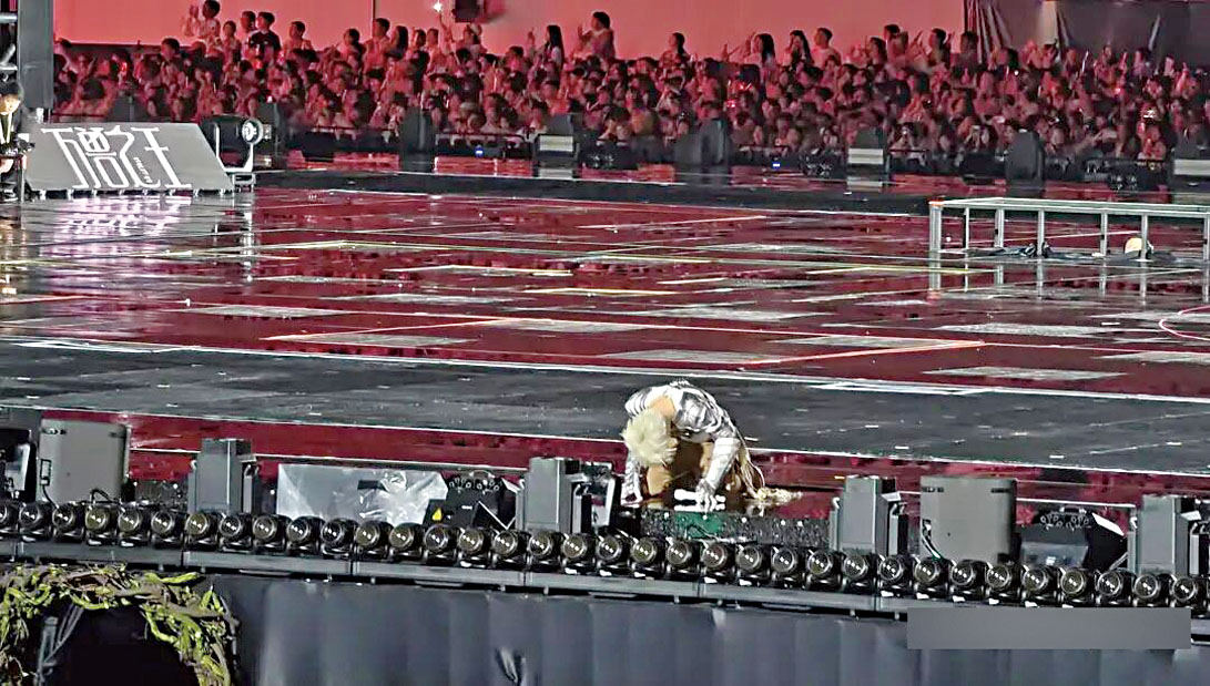 薛之謙向歌迷下跪致歉。網上圖片