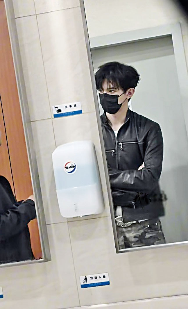 粉絲瘋狂跟拍，鄧凱一度躲入洗手間。網上圖片