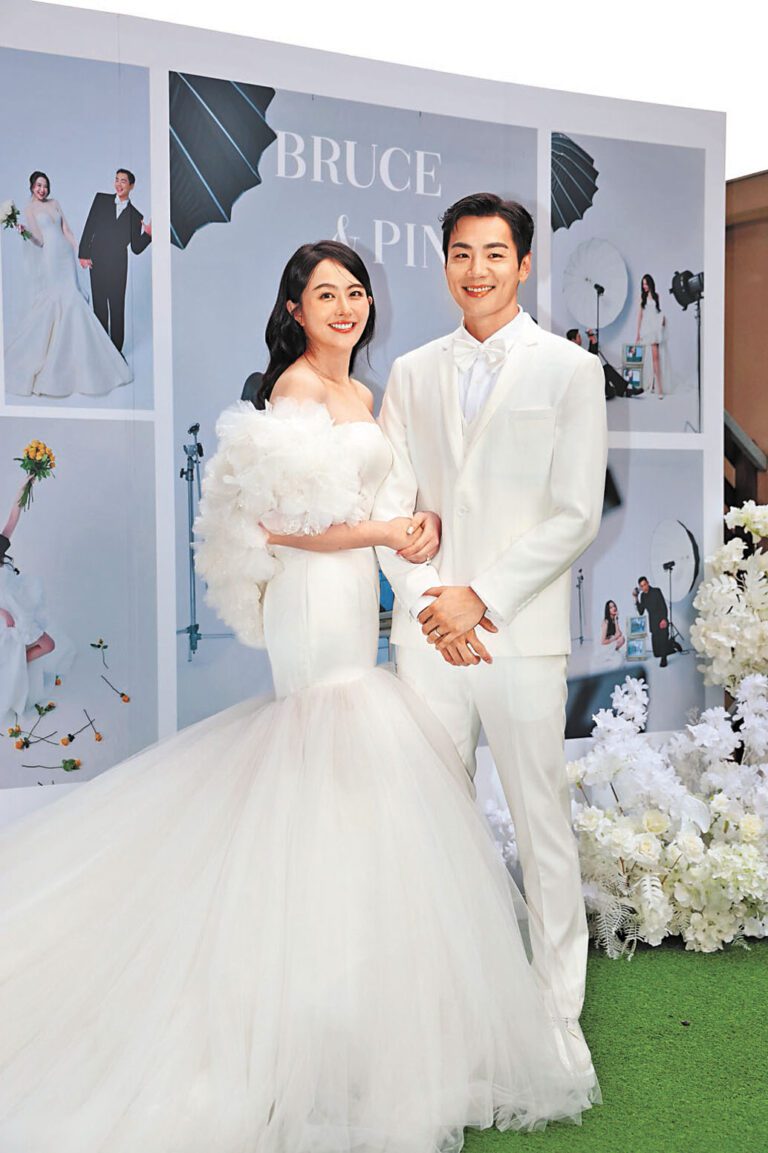 ■禾浩辰與吳品潔（左）舉辦婚禮，接受親友祝福。網上圖片