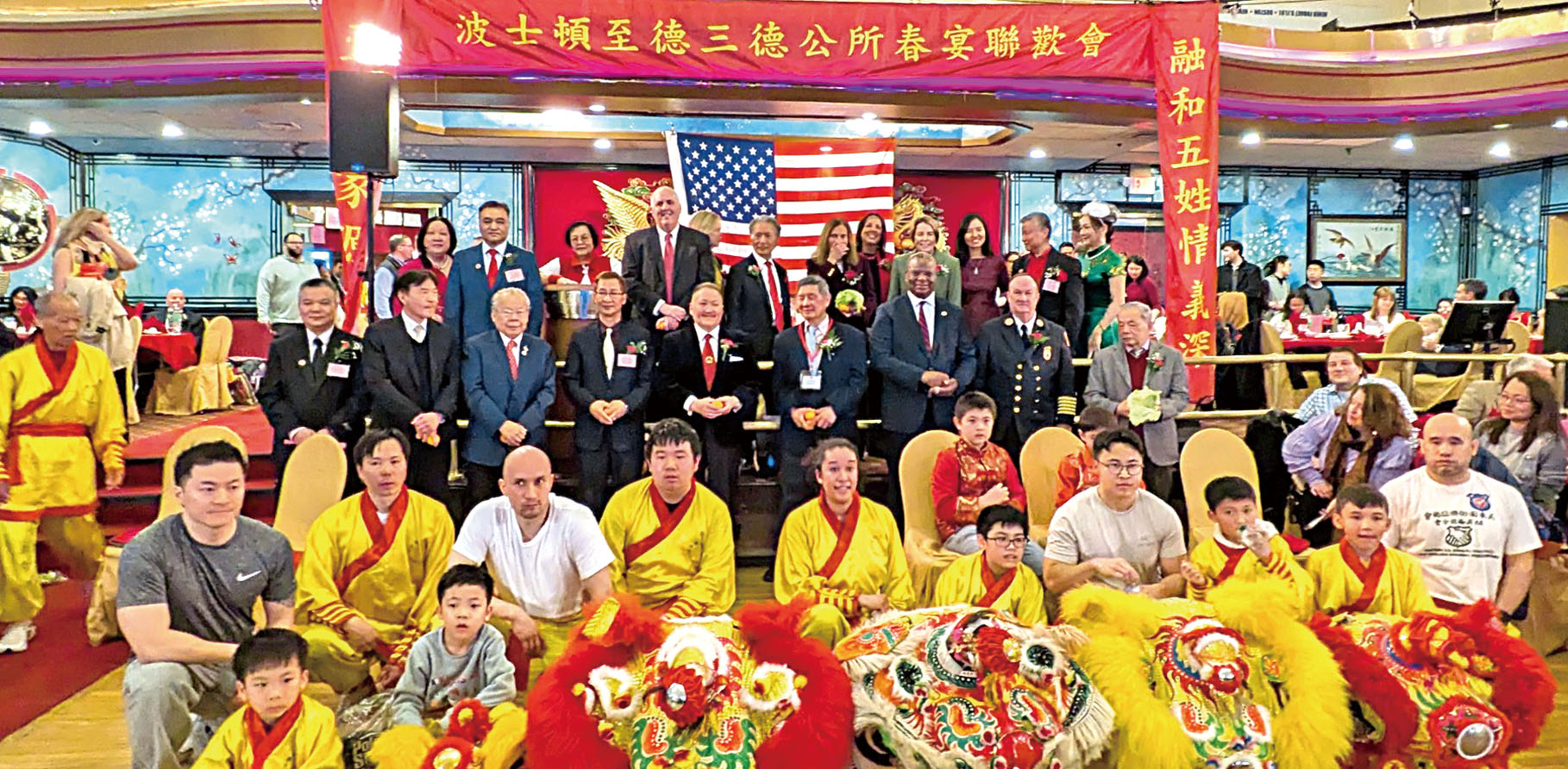 舞獅好手、職員及嘉賓們合影。 李強攝