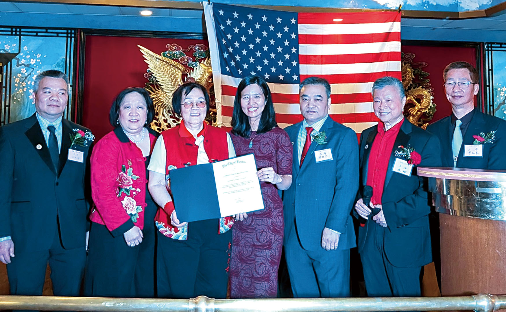 吳市長（中）給至德三德公所頒發嘉獎狀。