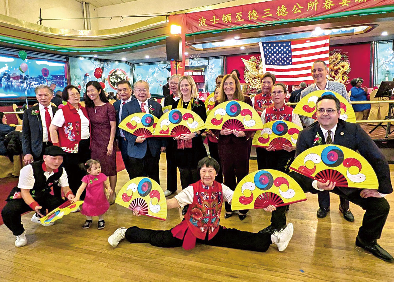 民選官員們同養生舞協會的演員們合影非常開心。