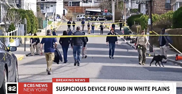 警方在現場發現至少一個可疑裝置，FBI及ATF隨即介入調查。 CBS紐約截圖
