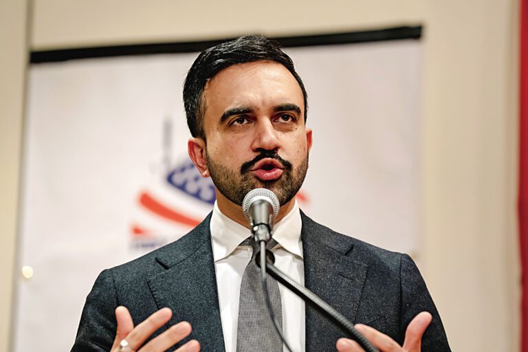 馬姆達尼在競選後立場大變，全力遊說爭取市長公校控制權。 Shuran Huang/紐約時報