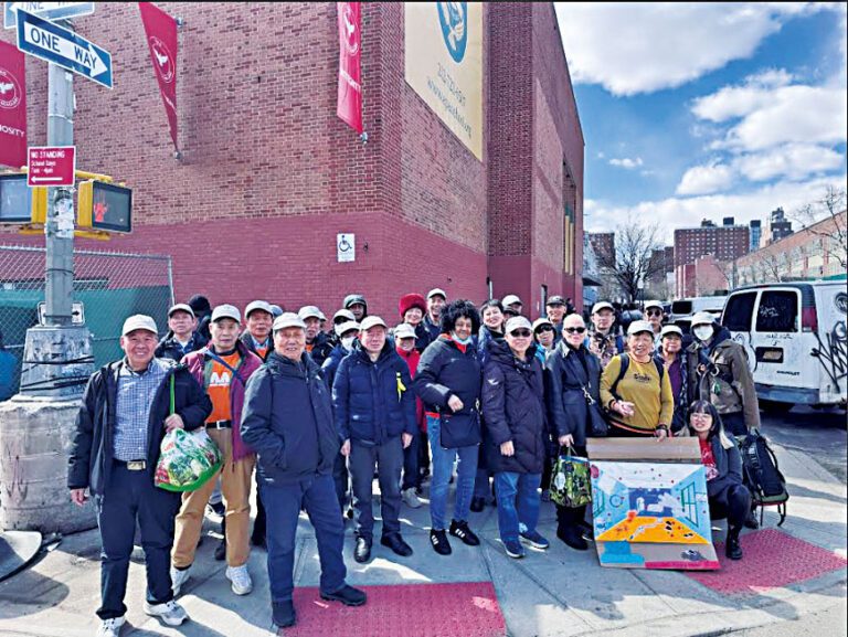 華埠房客參加曼哈頓訴苦大會。