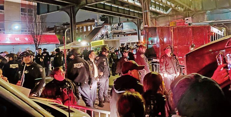 警方29日晚保護開發商卡車安全進入86街擬建收容所。 張之銘攝