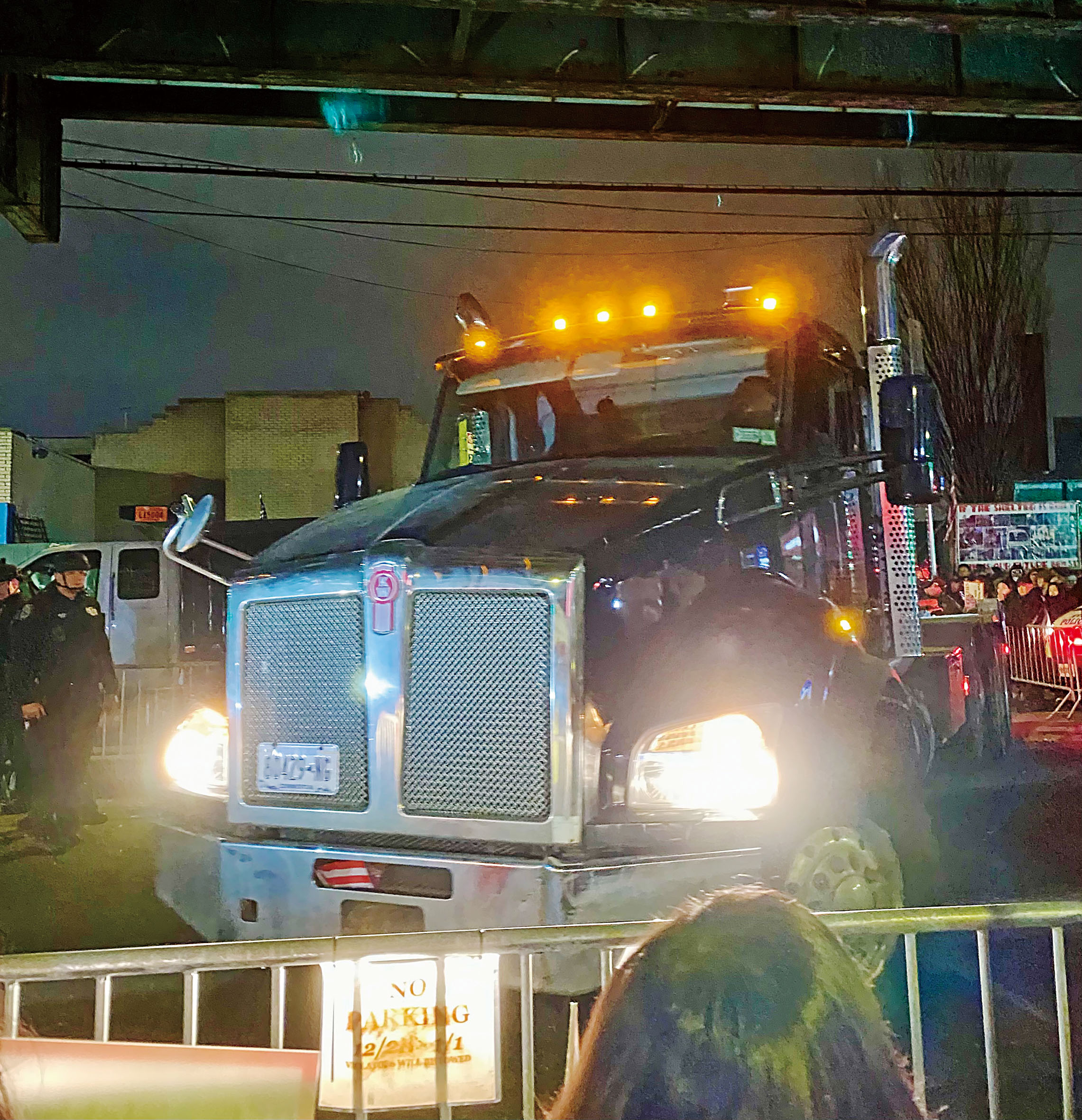 開發商卡車29日晚11時許駛離現場。    張之銘攝