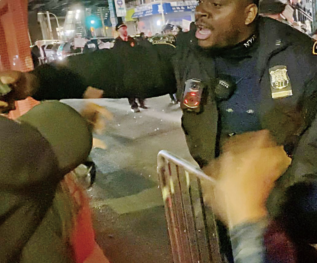 警方29日晚命令人群退後。    張之銘攝