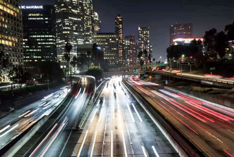 在110號高速公路上往返洛杉磯市中心的車流。洛杉磯時報