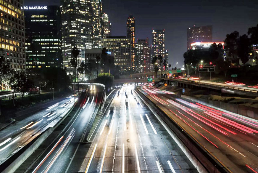 在110號高速公路上往返洛杉磯市中心的車流。洛杉磯時報