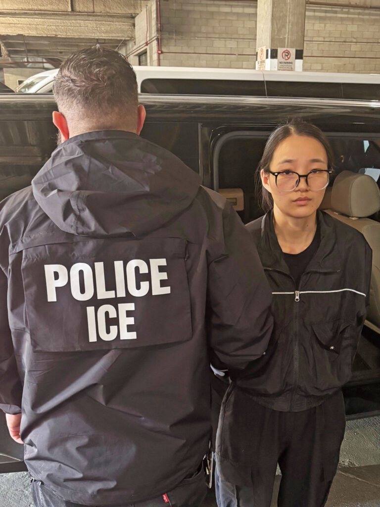 35歲中國籍女子李霞（Xia Li，音譯）因涉嫌虐待兒童被逮捕。X