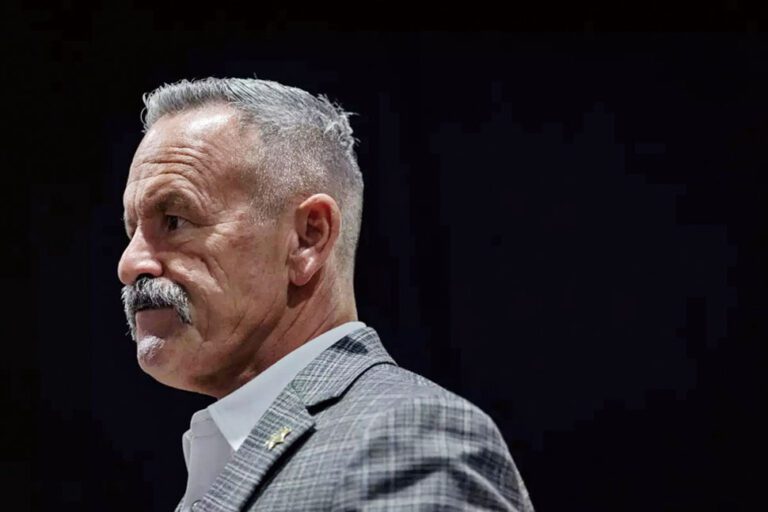 加州州長候選人、河濱縣警長比安科週一(30日)宣佈，已暫停所謂的選舉舞弊調查。 洛杉磯時報