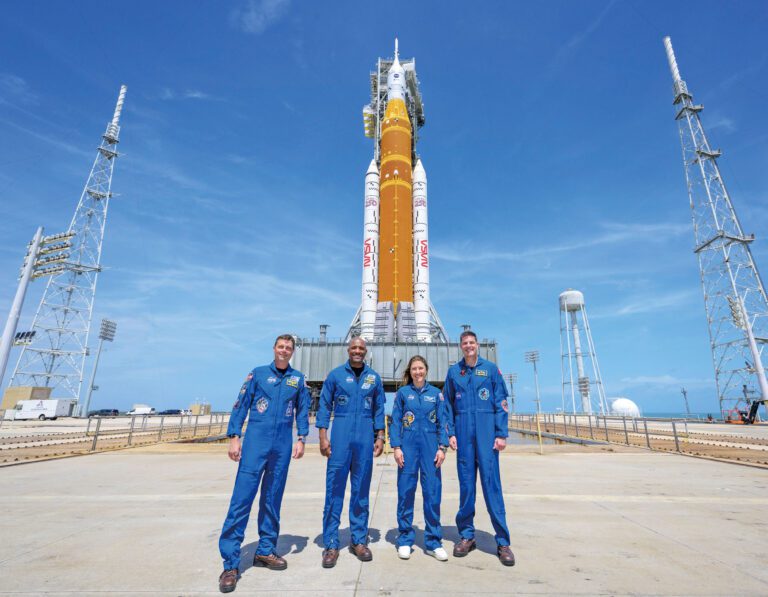 美國太空總署宇航員懷斯曼（左起，任務指揮官）、格洛弗（飛行員）、科赫（任務專家）和加拿大航天局宇航員漢森（右一，任務專家）30日參觀阿提米絲2號SLS火箭和「獵戶座」太空艙時合影。 美聯社