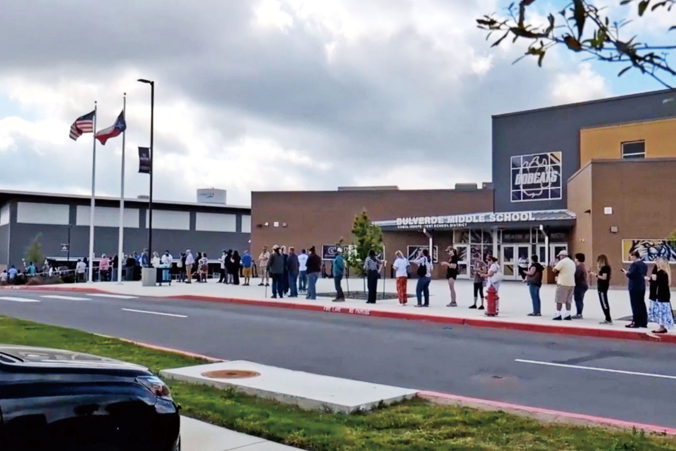 德州希爾鄉村大學預備高中發生槍擊命案後,焦急的家長排隊等候入內與子女會合。美聯社