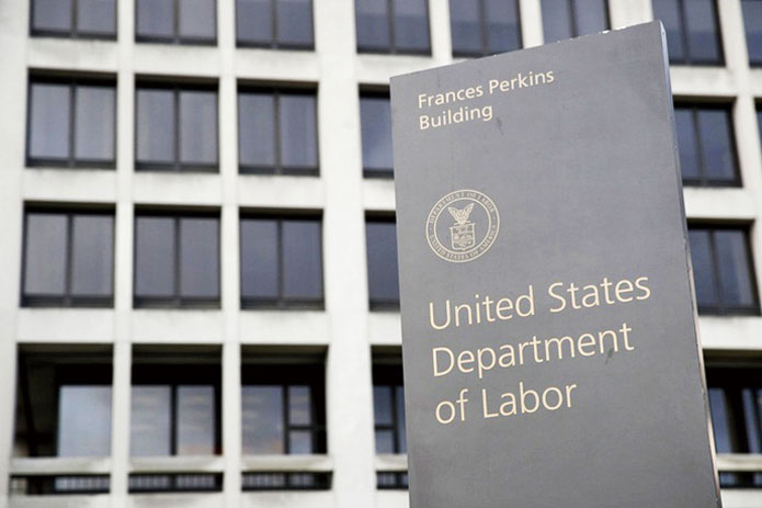 勞工部擬允許員工透過401(k)等僱主資助退休計劃,投資加密貨幣、私募股權及其他「另類資產」。美聯社