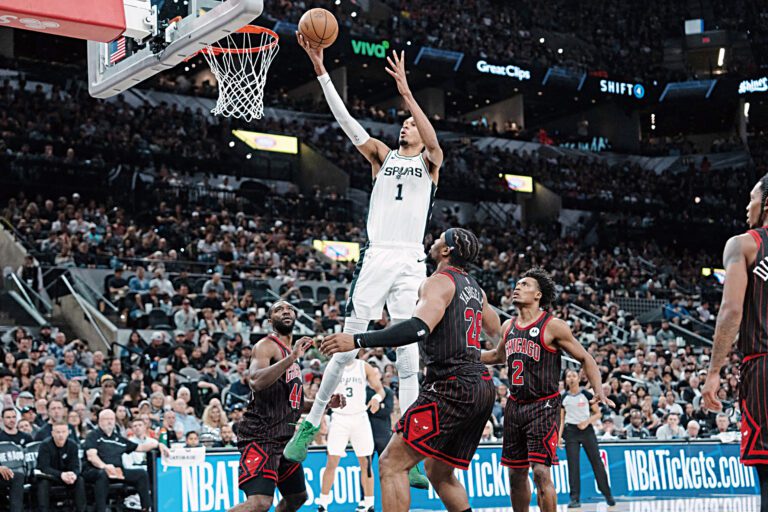 文班亞馬在籃下為所欲為。路透社