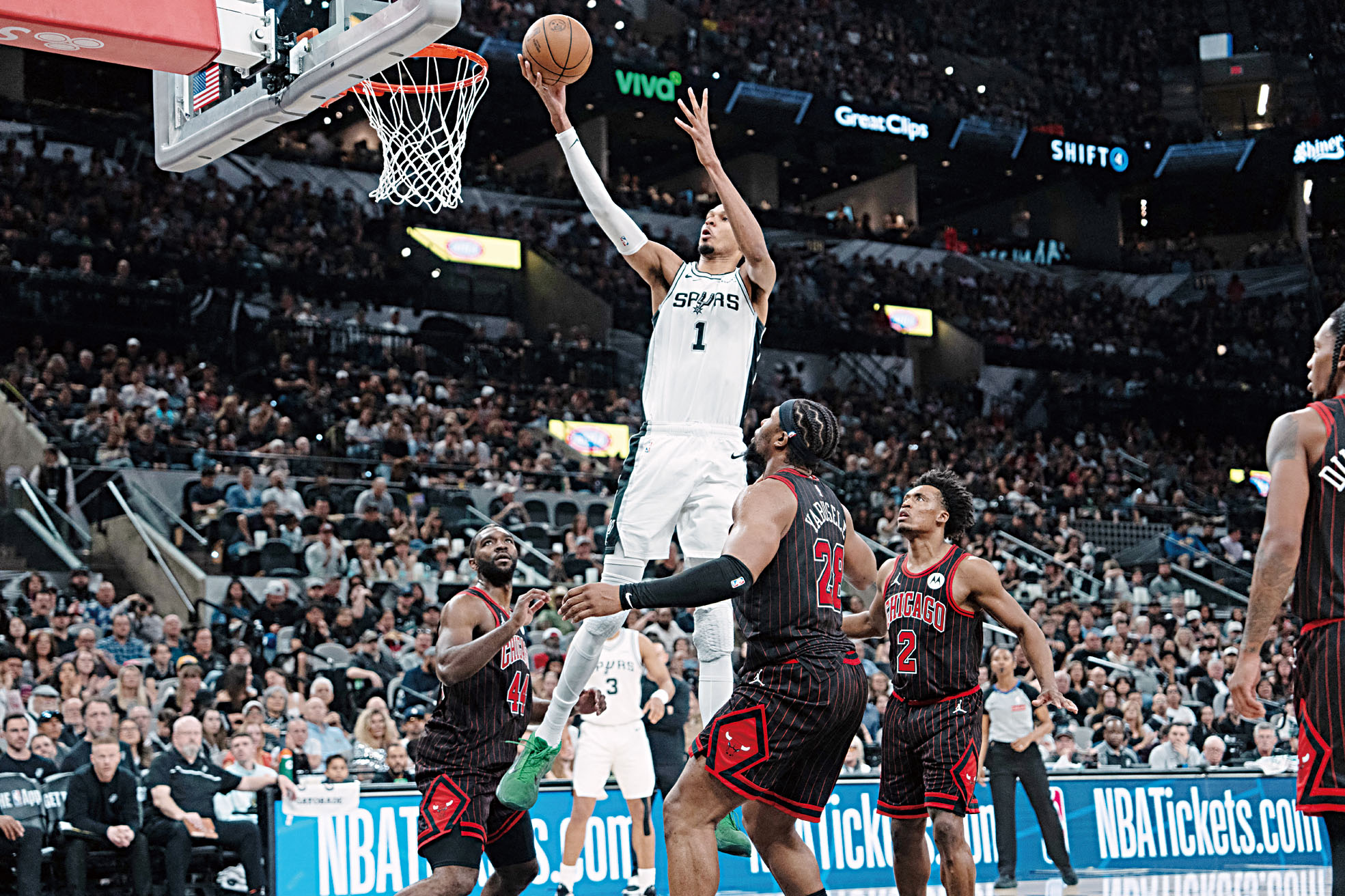 文班亞馬在籃下為所欲為。路透社