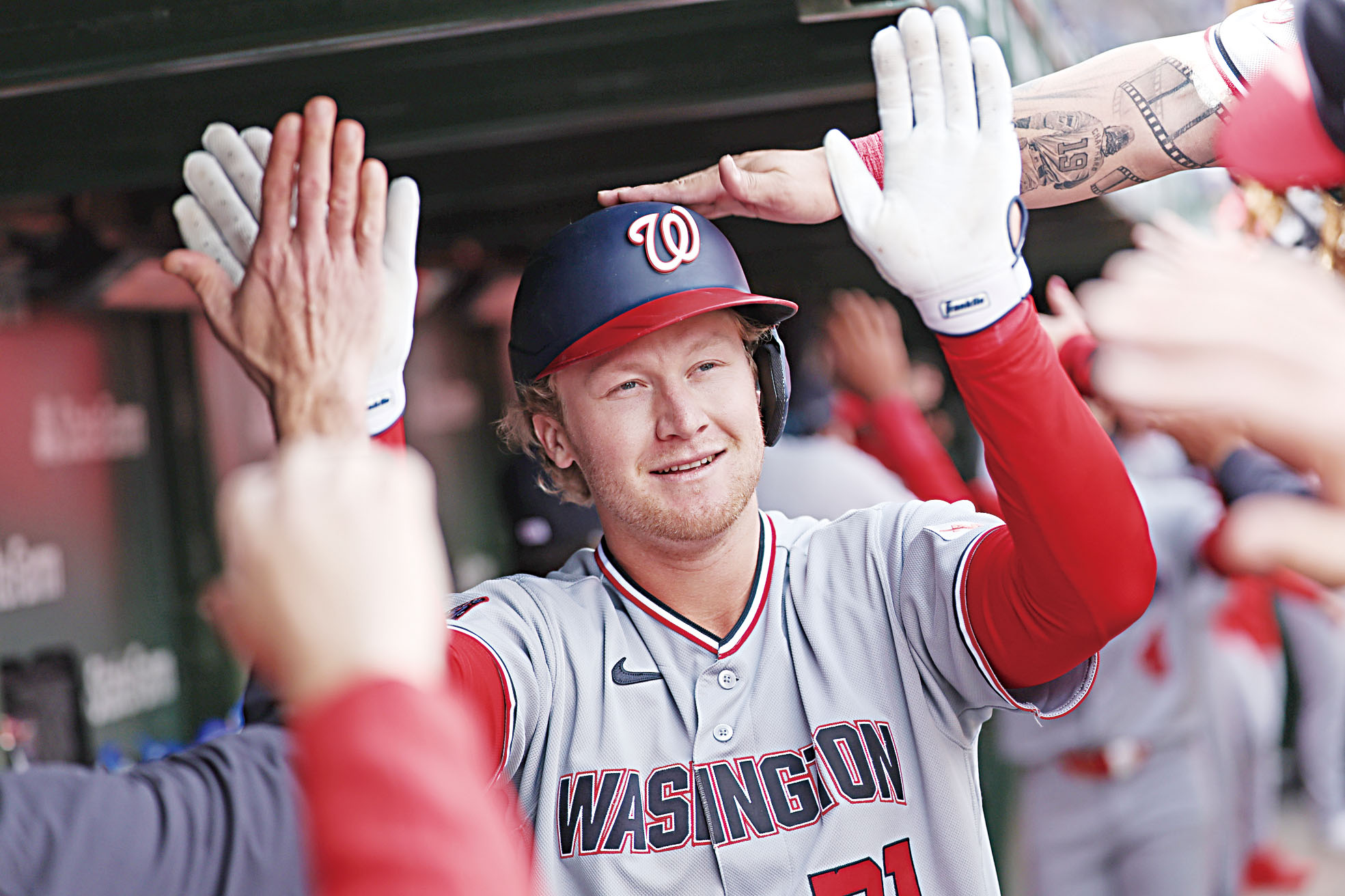 維默與隊友擊掌慶祝。美聯社