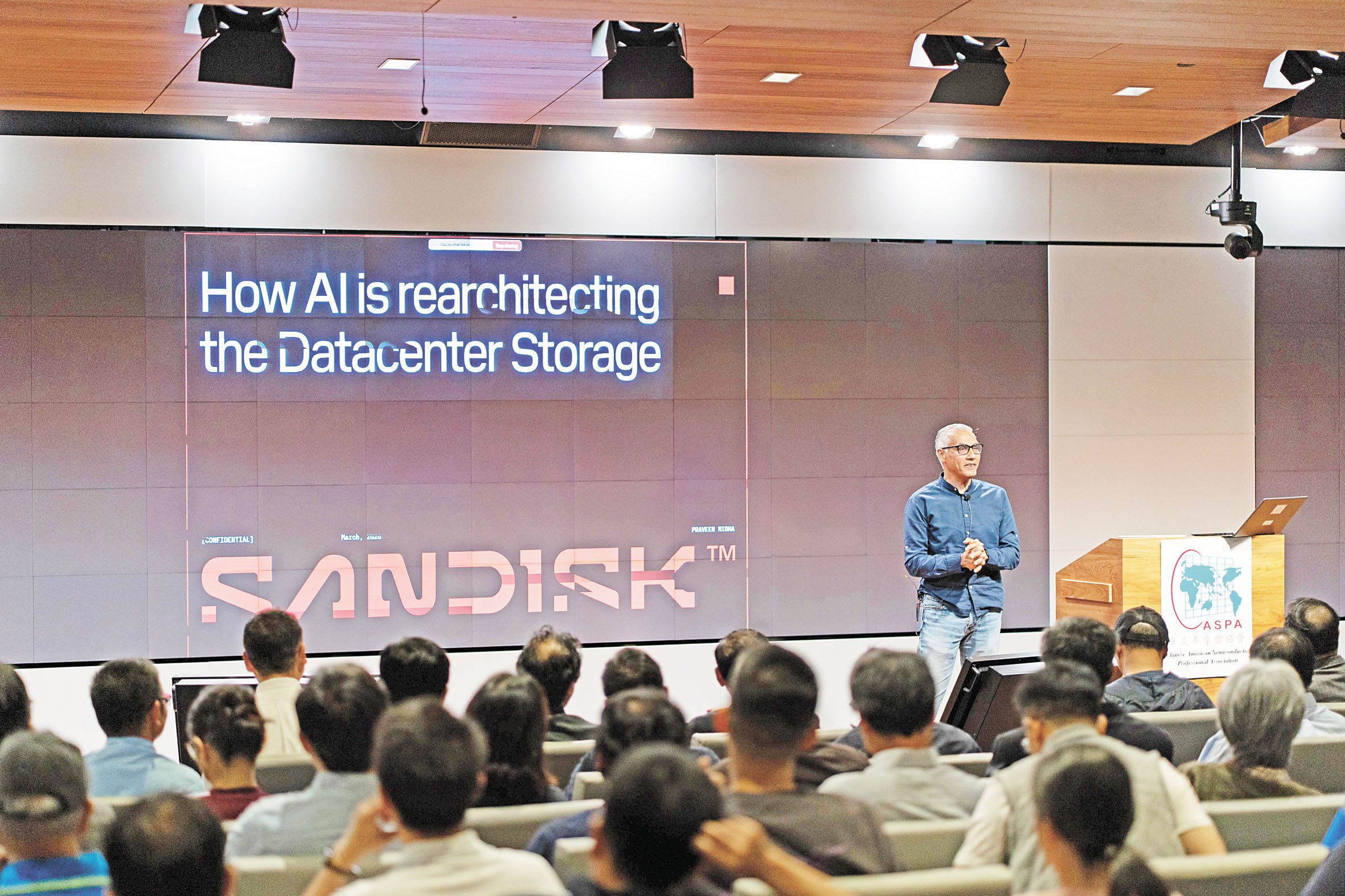 Sandisk資料中心快閃記憶體部技術與市場總監Praveen Midha演講。華美半導體協會