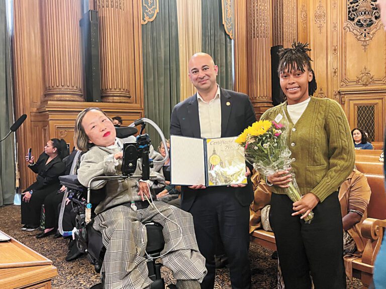 王美華（左）去年7月15日在三藩市市參事會接受表彰，與市參事馬百樂（中）等人合影留念。記者陳程威攝