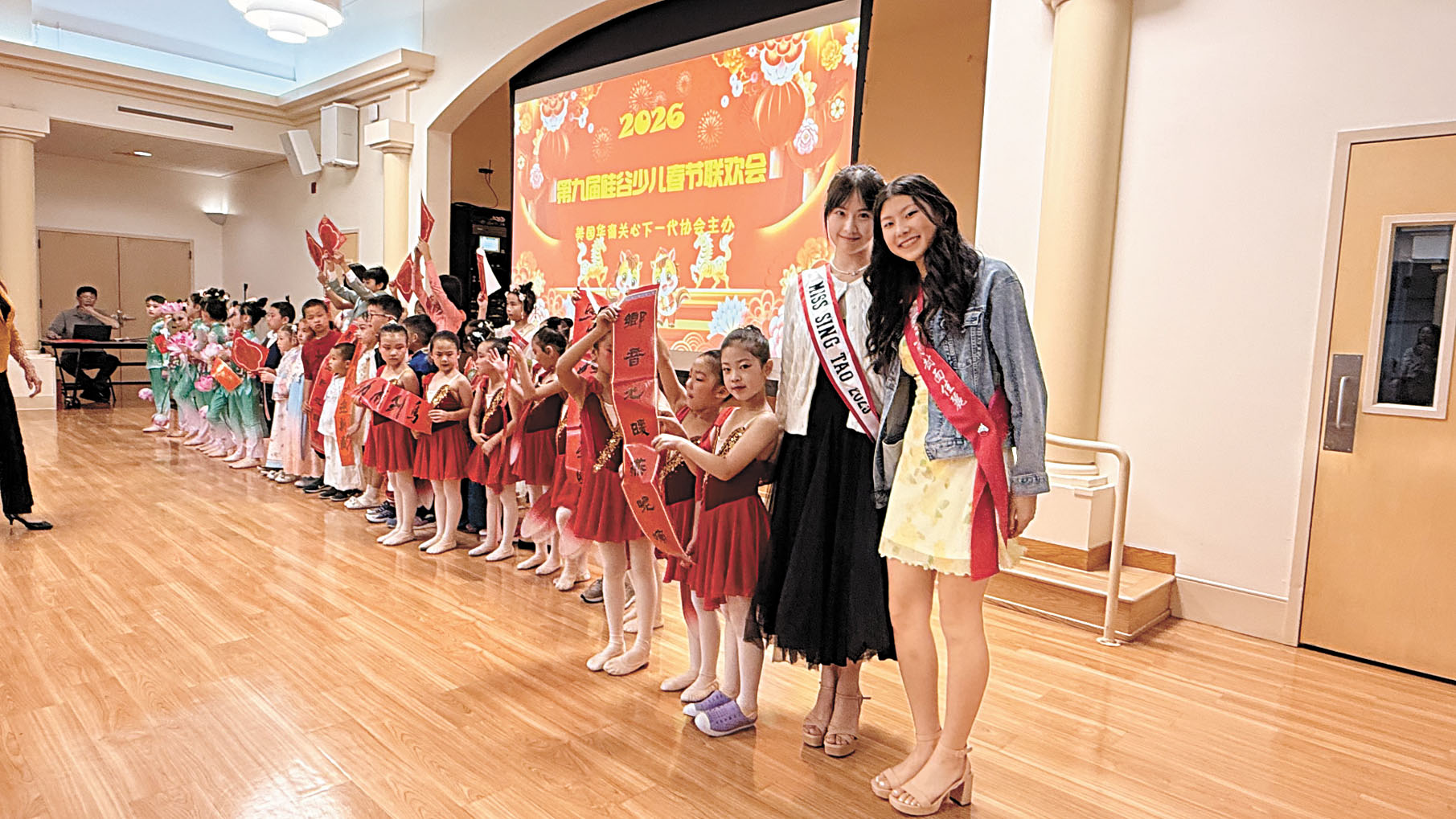 2025年星島親善小姐邵佳燁（右二）和2026年1月封面佳麗羊巧恩（右一）到場支持活動。本報記者攝