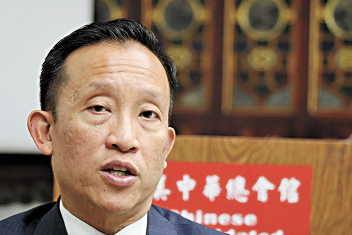 三藩市市府律師邱信福警告，若最高法院廢除出生公民權，將誕生一代無國籍嬰兒，重創移民家庭與城市經濟。 記者陳程威攝