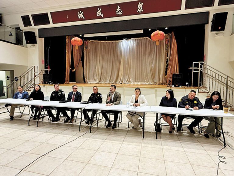 舊金山中華總商會在勝利堂召開社區緊急會議，共商華埠交通安全對策。記者陳程威攝