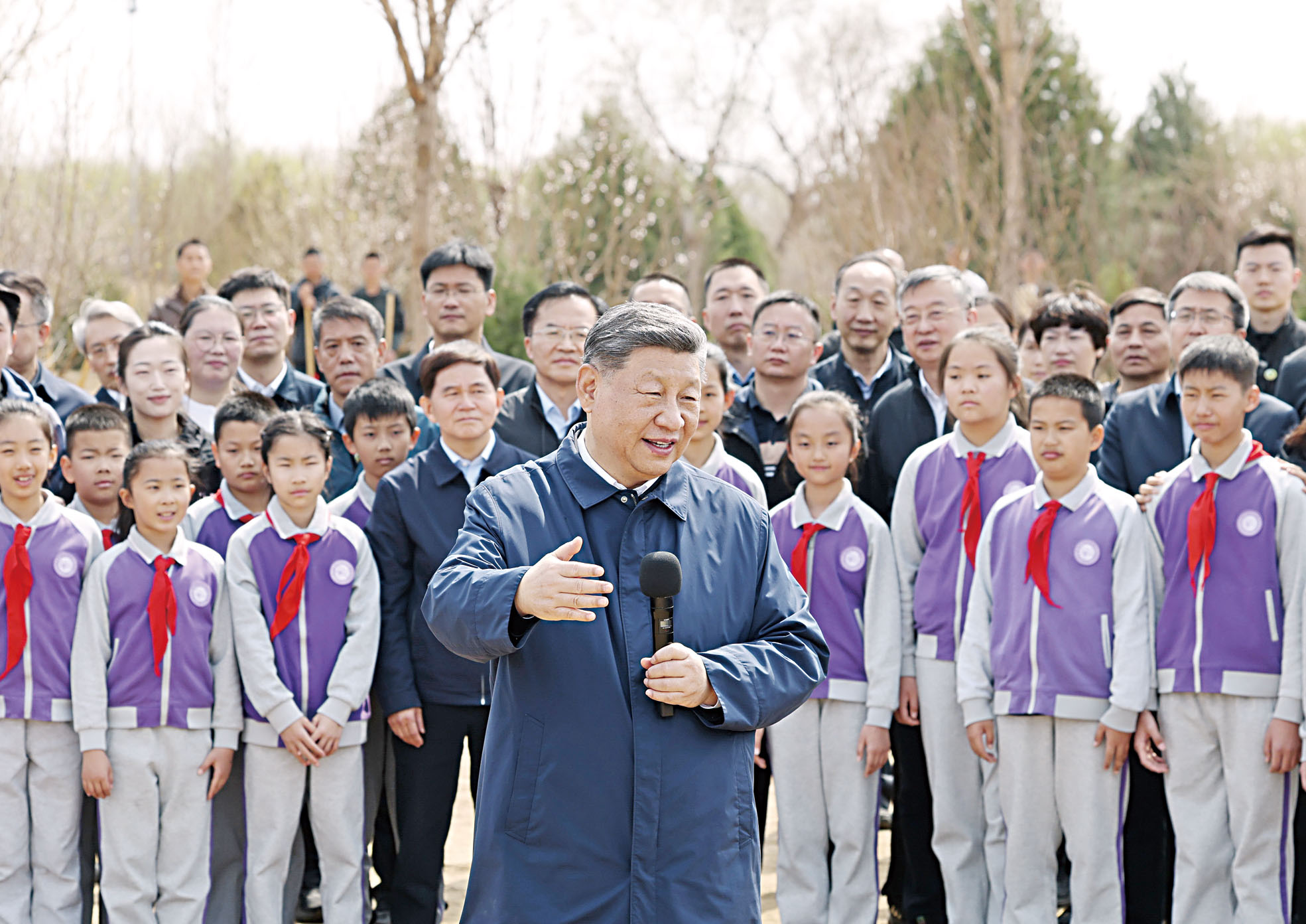 中共中央總書記習近平30日在北京參加義務植樹活動。 新華社