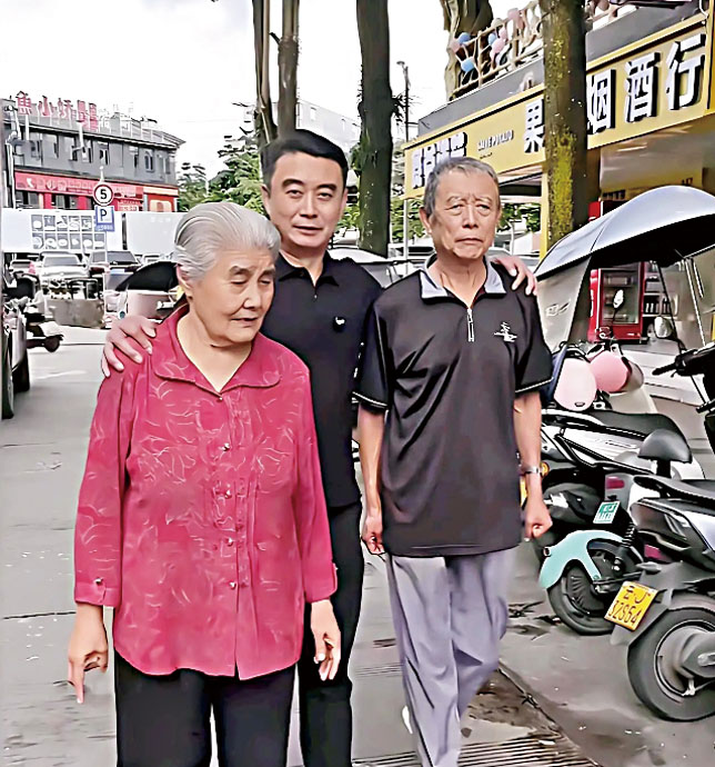 徐光宇和父母在一起。網上圖片 .c2/.c3 他在《紅高粱》和《家有一老》中的劇照。網上圖片