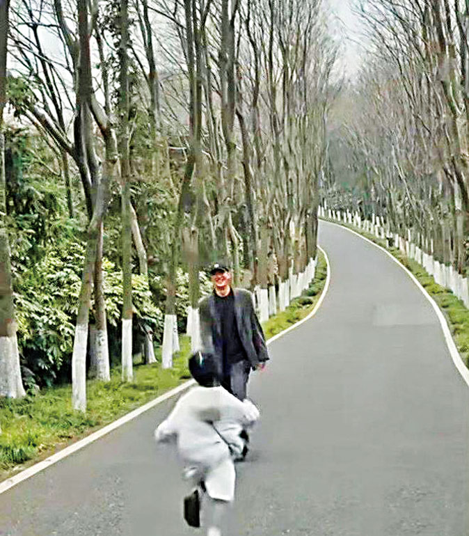 王陽帶著女兒度假。網上圖片