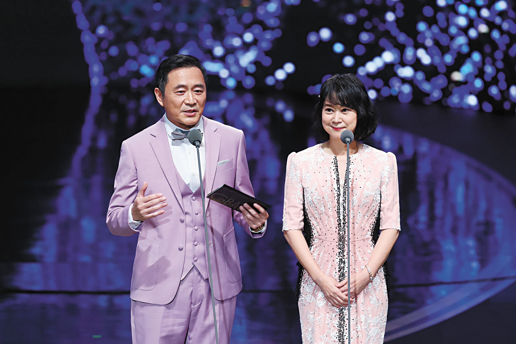 2023年金鐘獎頒獎典禮上的王月(右)狀態非常好,完全看不出來已經五十多歲。中央社
