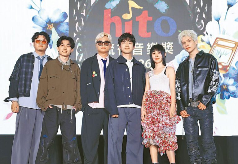 派偉俊（右）、白安、icyball冰球樂團一起出席記者會。網上圖片