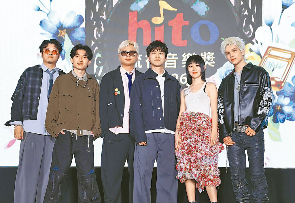 派偉俊（右）、白安、icyball冰球樂團一起出席記者會。網上圖片