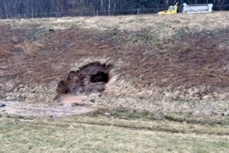 88號州際公路旁一處排水管發生塌陷。州警圖片