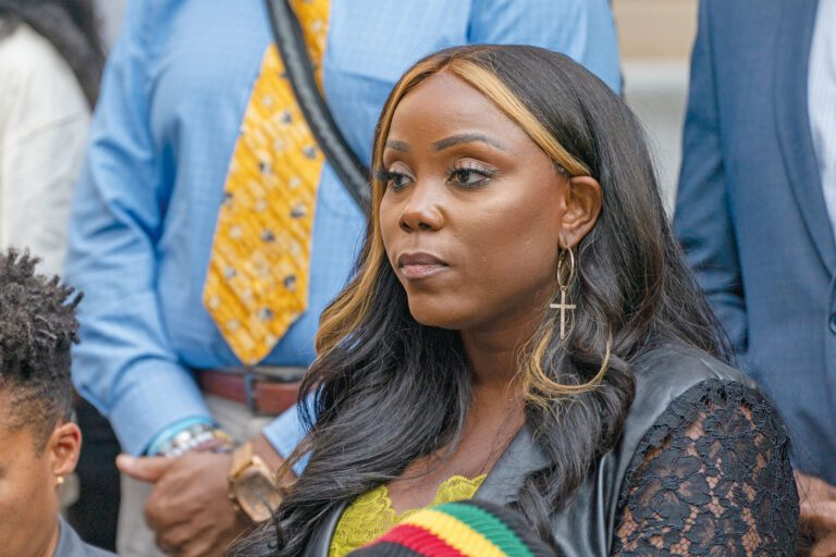 FBI扣押了市議員路易斯的手機，但尚未提出任何指控。David Dee Delgado/紐約時報