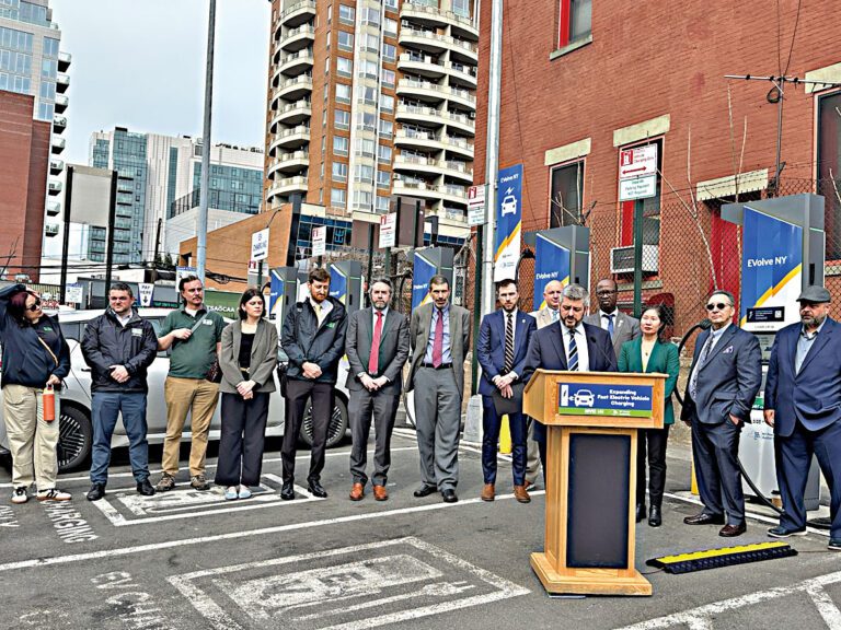 市府宣佈法拉盛停車場新設8個快速充電樁。