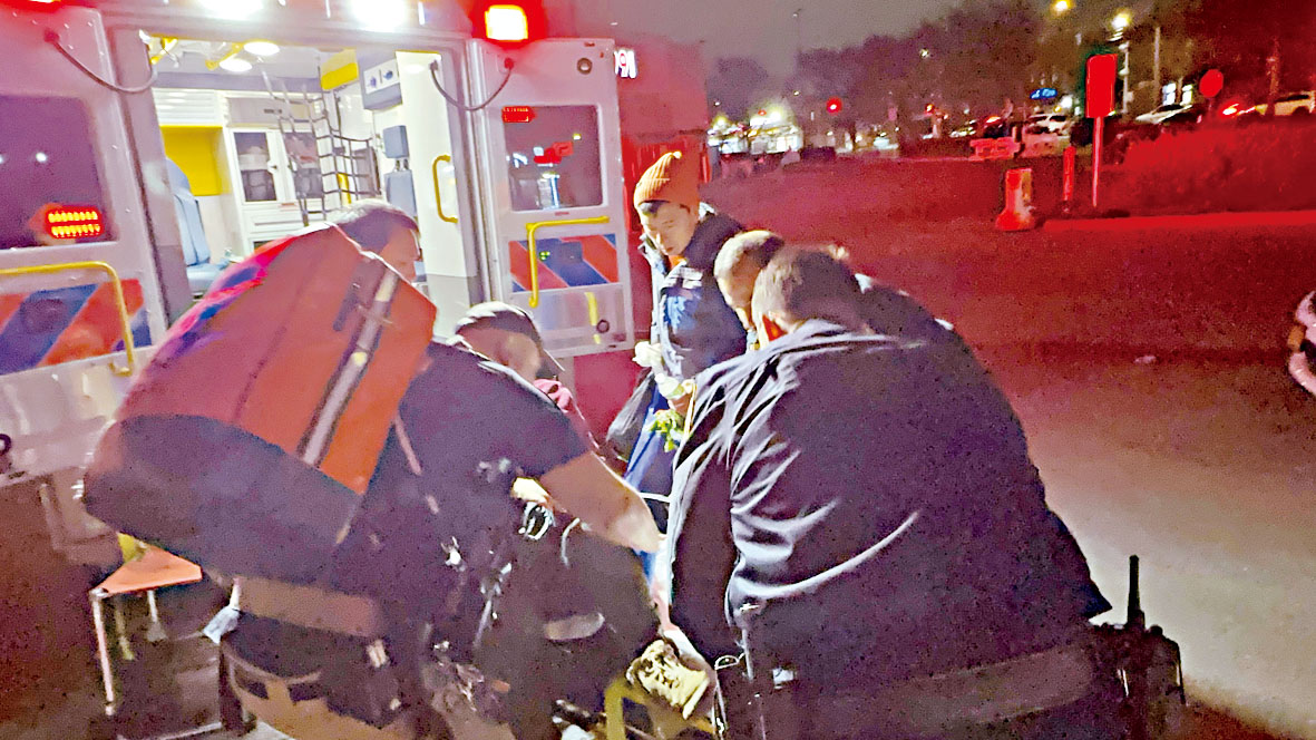 賀立寧(右三)29日晚與醫護人員將受傷華裔老婦送醫治療。    莊文怡辦公室提供