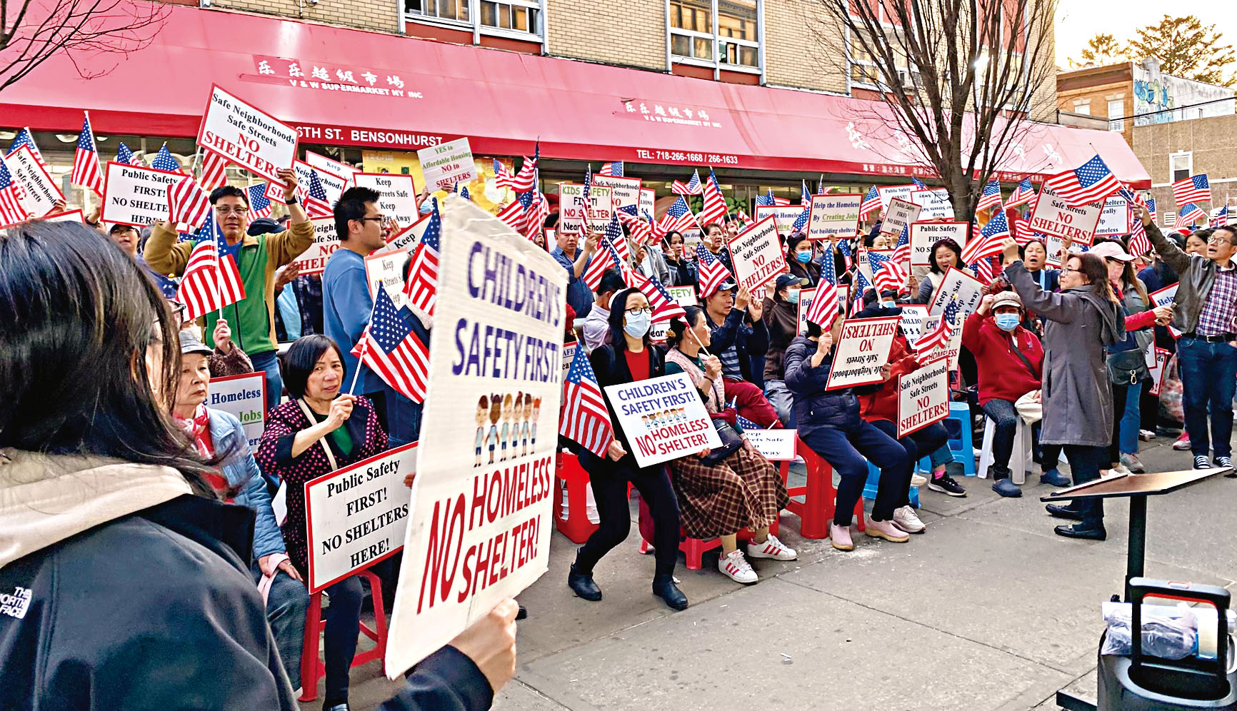 以華裔為主數百位人31日集會反對86街擬建收容所。     張之銘攝