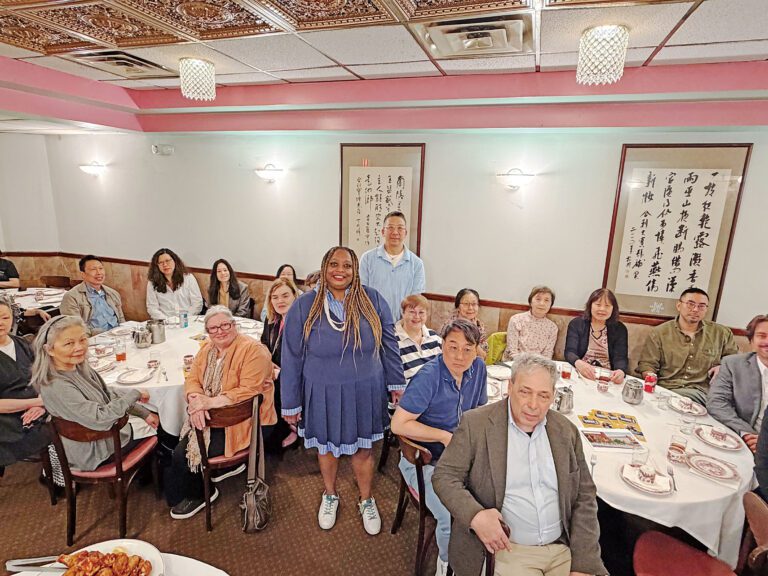 州眾議員候選人詹瑪麗籌款會上與支持者合照。