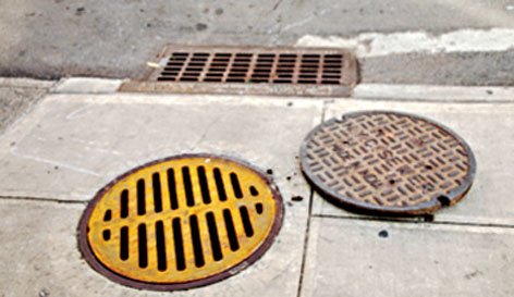 市府計劃將下水井蓋換成鏤空模式以減少堵塞。