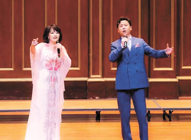 （左起）徐霞和李春豐在表演中。 主辦方提供