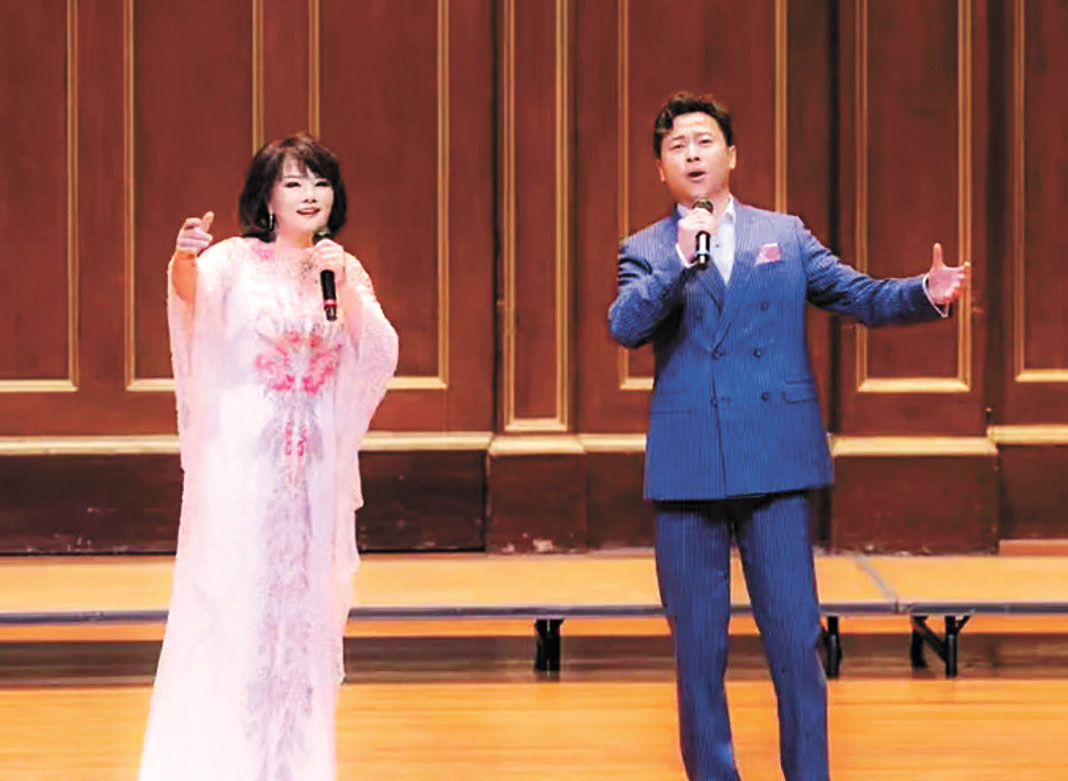 （左起）徐霞和李春豐在表演中。 主辦方提供