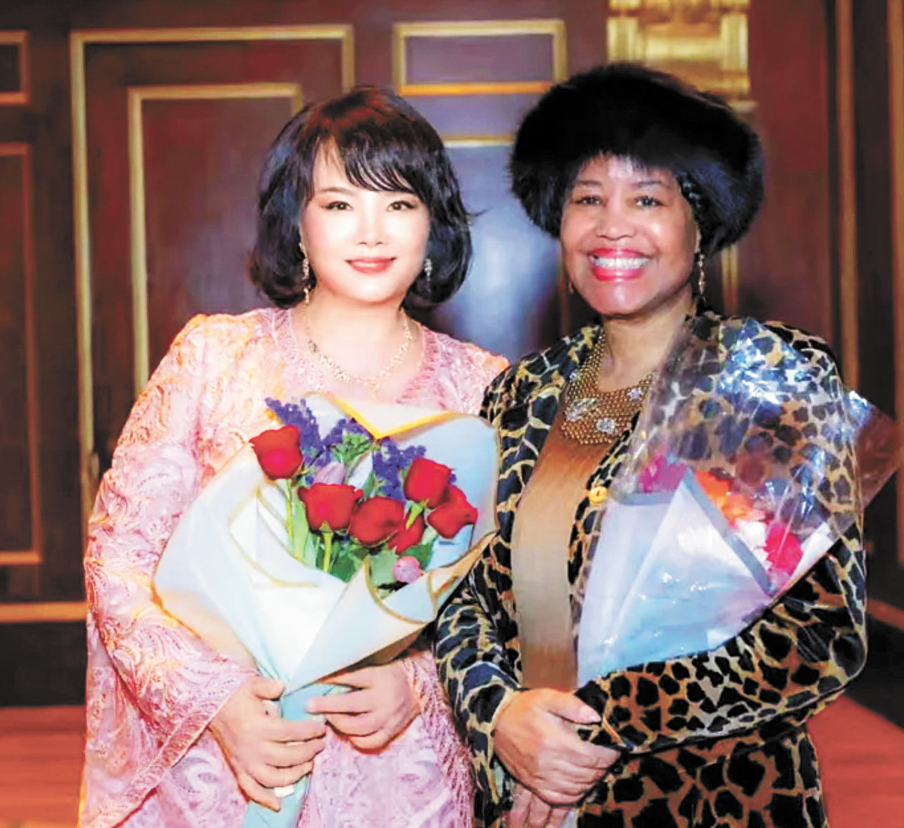 徐霞（左）接受觀?的獻花。