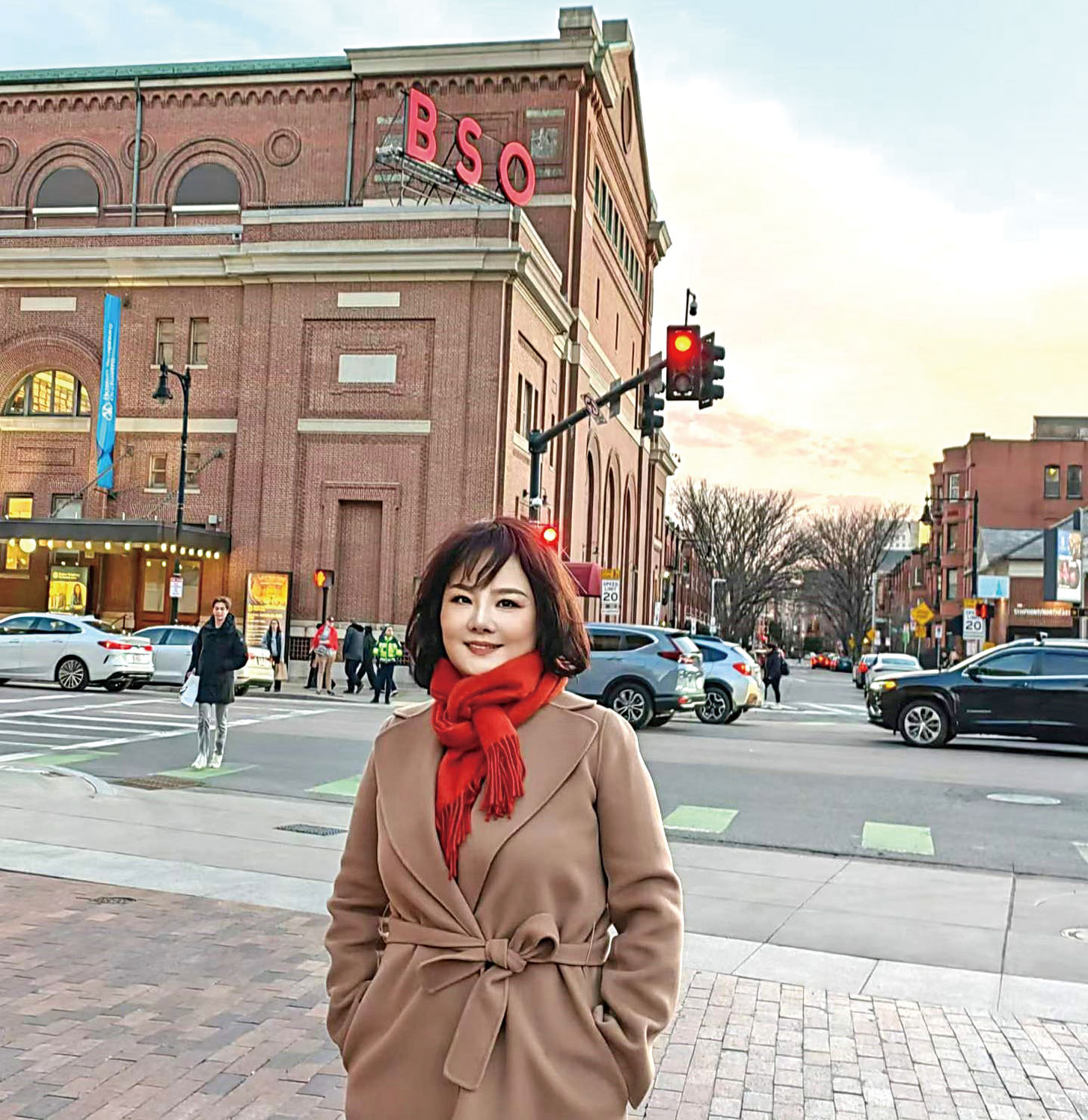 徐霞在波士頓交響樂廳外留影。