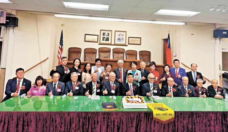 龍岡親義公所世界總會代表與羅省中華會館出席嘉賓大合照。中華會館提供